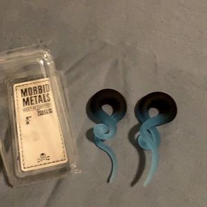 Never worn before glass 5/8 gauges light/dark blue hombre